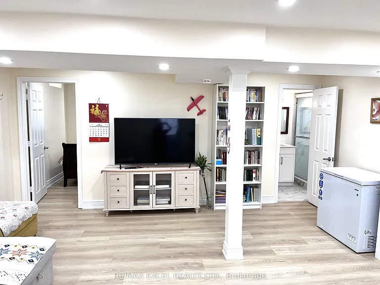 15 Leyburn Ave #BASEMENT — Photo 19
