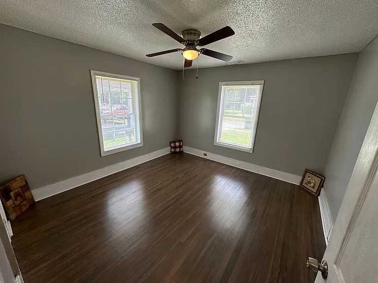 214 N King St — Photo 16