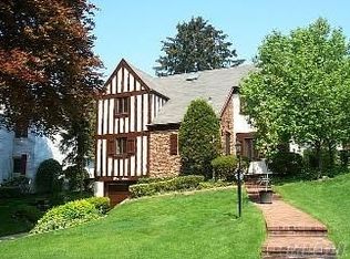 47 Stonehenge Rd, Manhasset, NY 11030