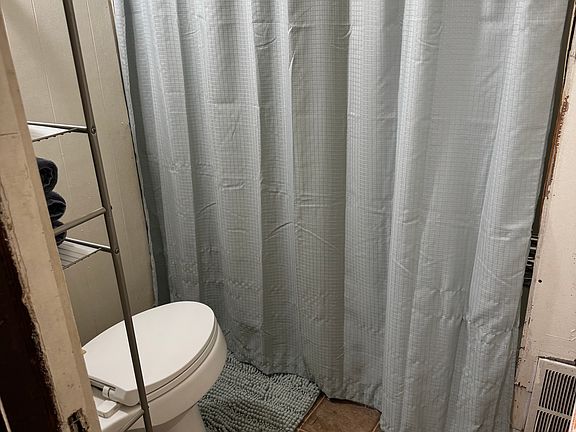 4th image of 696 Willey St #696