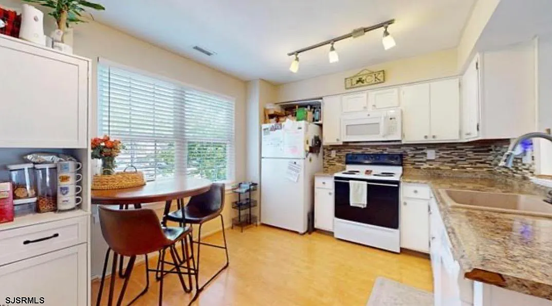 2 bed, 2.0 bath, $2,150 — Photo 3