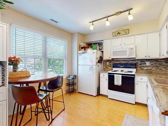3rd image of 35 Waterview Dr