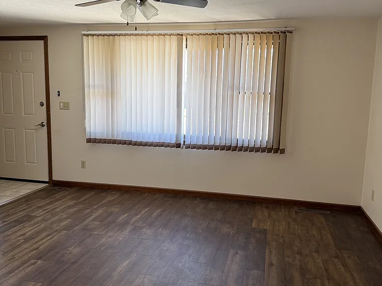 405 W Jewell St — Photo 2