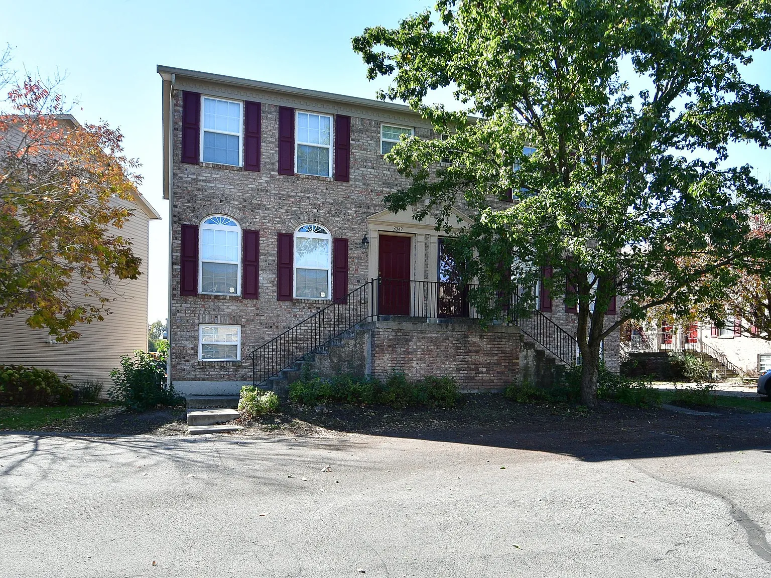 Fully Furnished 2BR/2BA Townhome w/ 2-Car Garage All Utilities Included — Photo 2