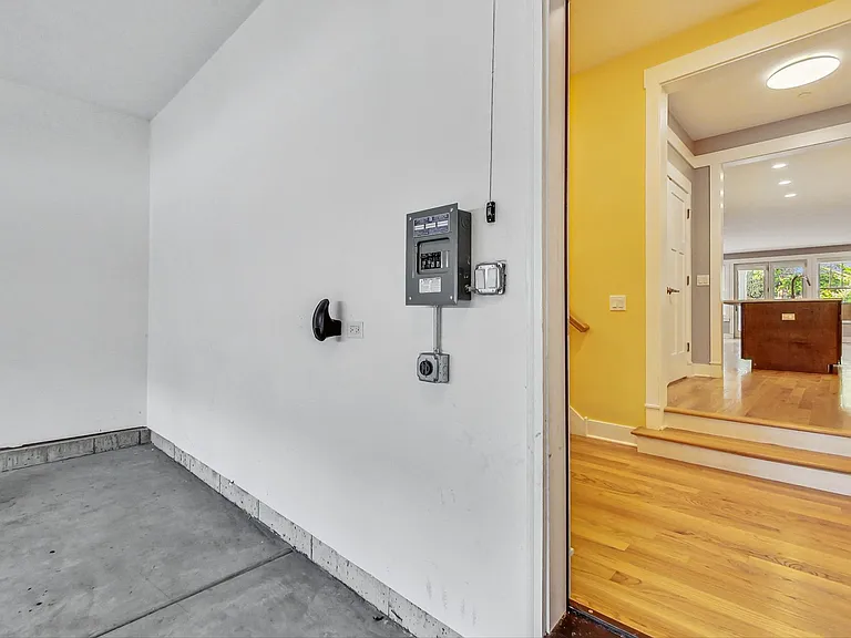 8101 Floral Ave — Photo 37
