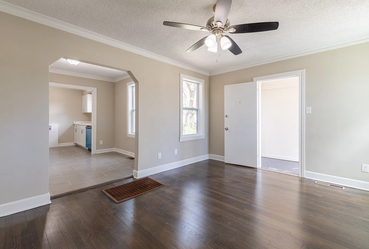 1055 University Street - D - 1 — Photo 4