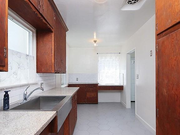 5th image of 2503 E Glenoaks Blvd