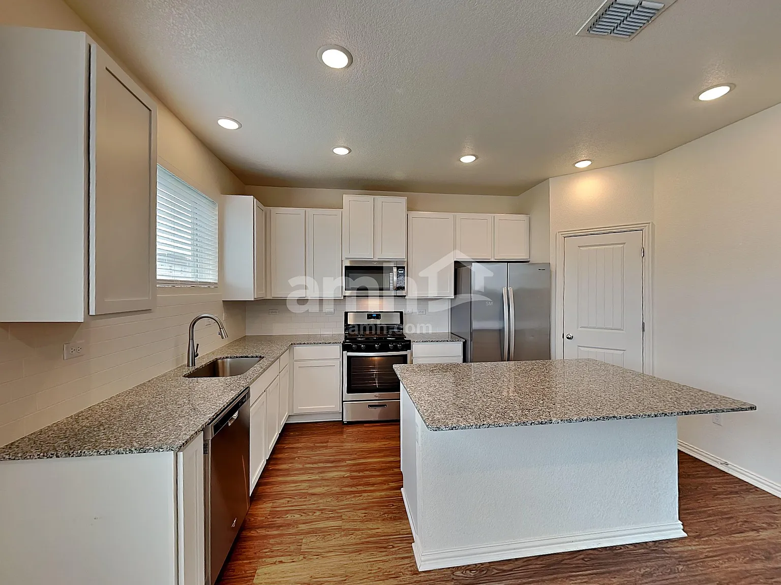 4 bed, 2.5 bath, 1905 sqft, $2,010 — Photo 2