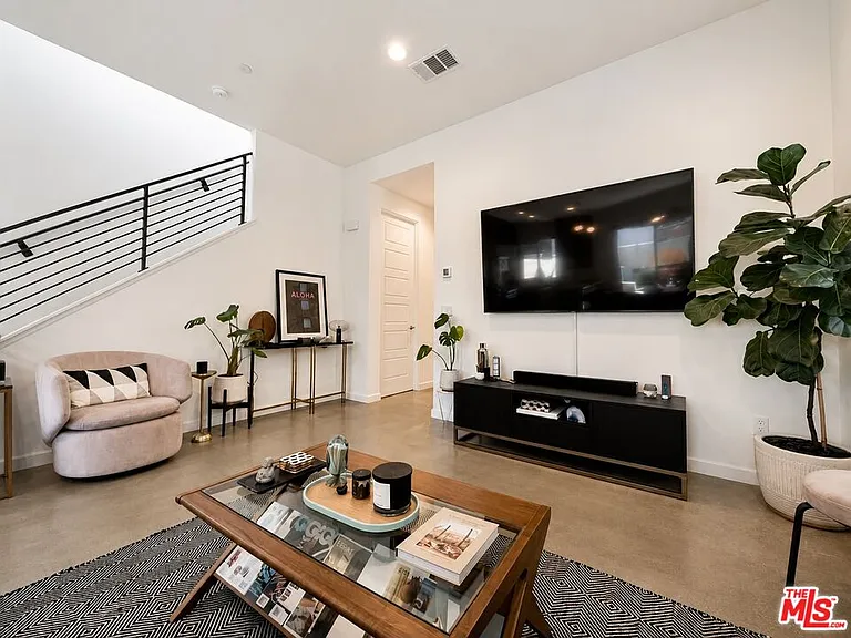 2693 Paragon Loop — Photo 4