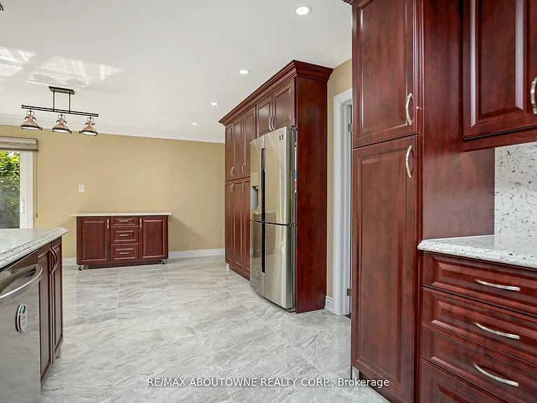 2235 Grenville Dr — Photo 7