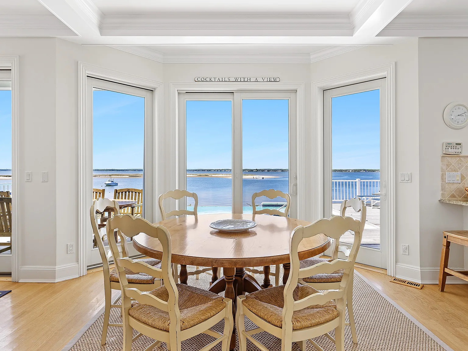 Open Bayfront With an Infinity Edge Swimming Pool ... — Photo 1