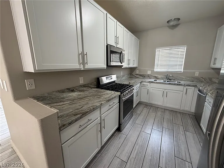 1900 N Torrey Pines Dr #105 — Photo 6