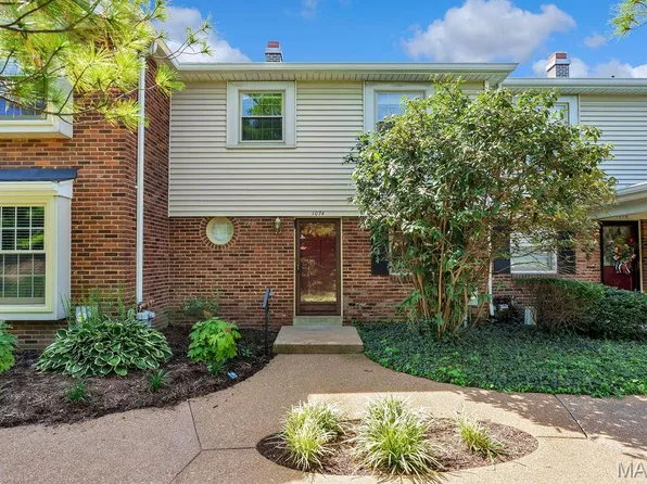 1074 Brooksgate Manor Dr, Saint Louis, MO 63122