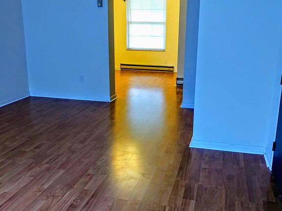 2nd image of 985 Somerset Dr APT 1