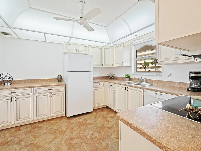 1050 Hillsboro Mile #203W — Photo 14