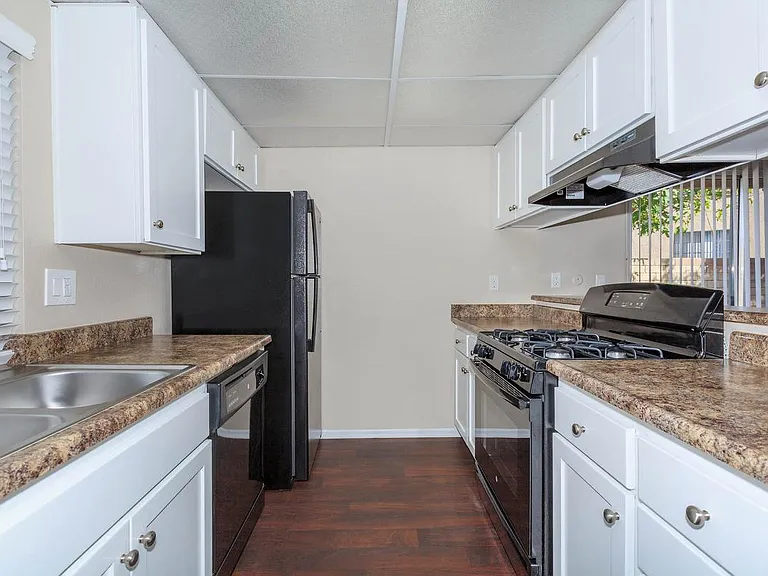 Carlyle Square Apartment Homes — Photo 33