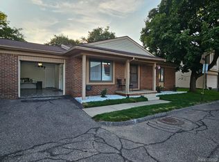 2926 Roundtree Dr, Troy, MI 48083