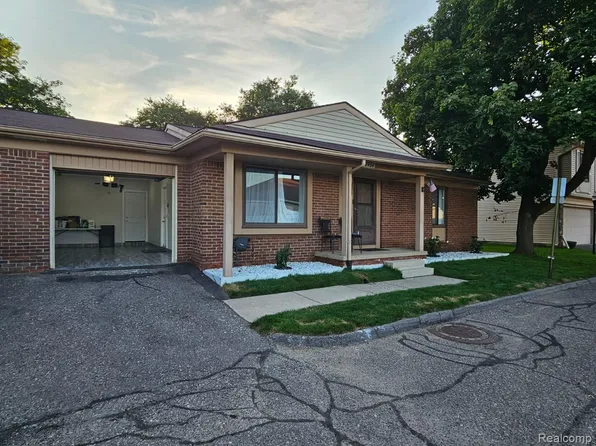2926 Roundtree Dr, Troy, MI 48083