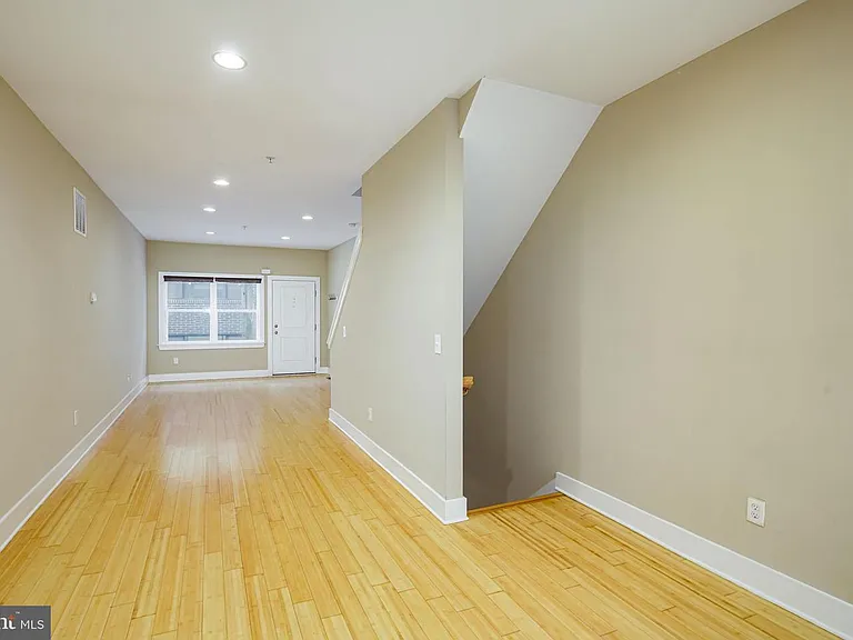 2544 Montrose St — Photo 9