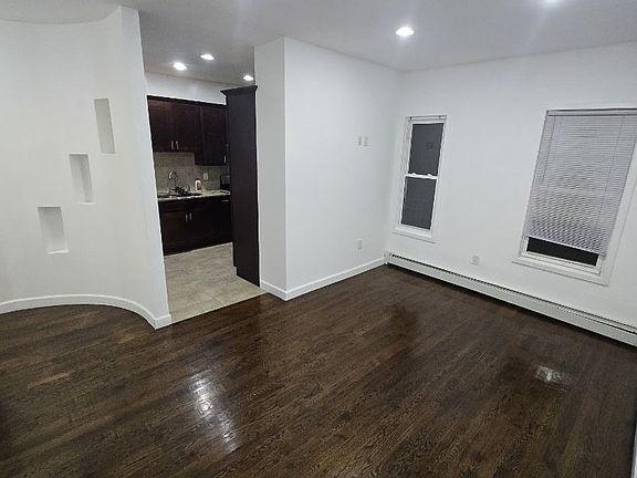 4th image of 429 Bronx Park Ave #2