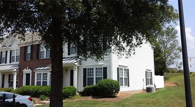 2 Bedroom Townhouse with 2.5 Baths — Photo 2