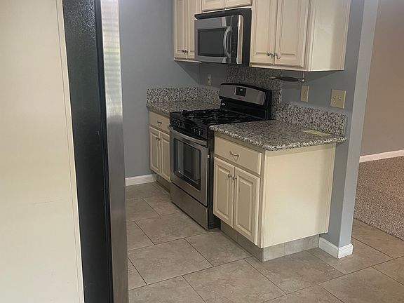 4th image of 303 E Bullard Ave