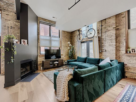 4th image of 2511 W Moffat St APT 111J