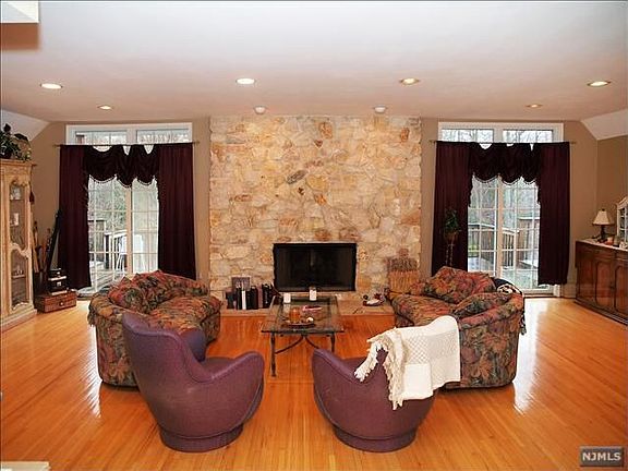4th image of 579 Brook Ave