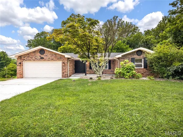 90 Glendale Dr, Glen Carbon, IL 62034