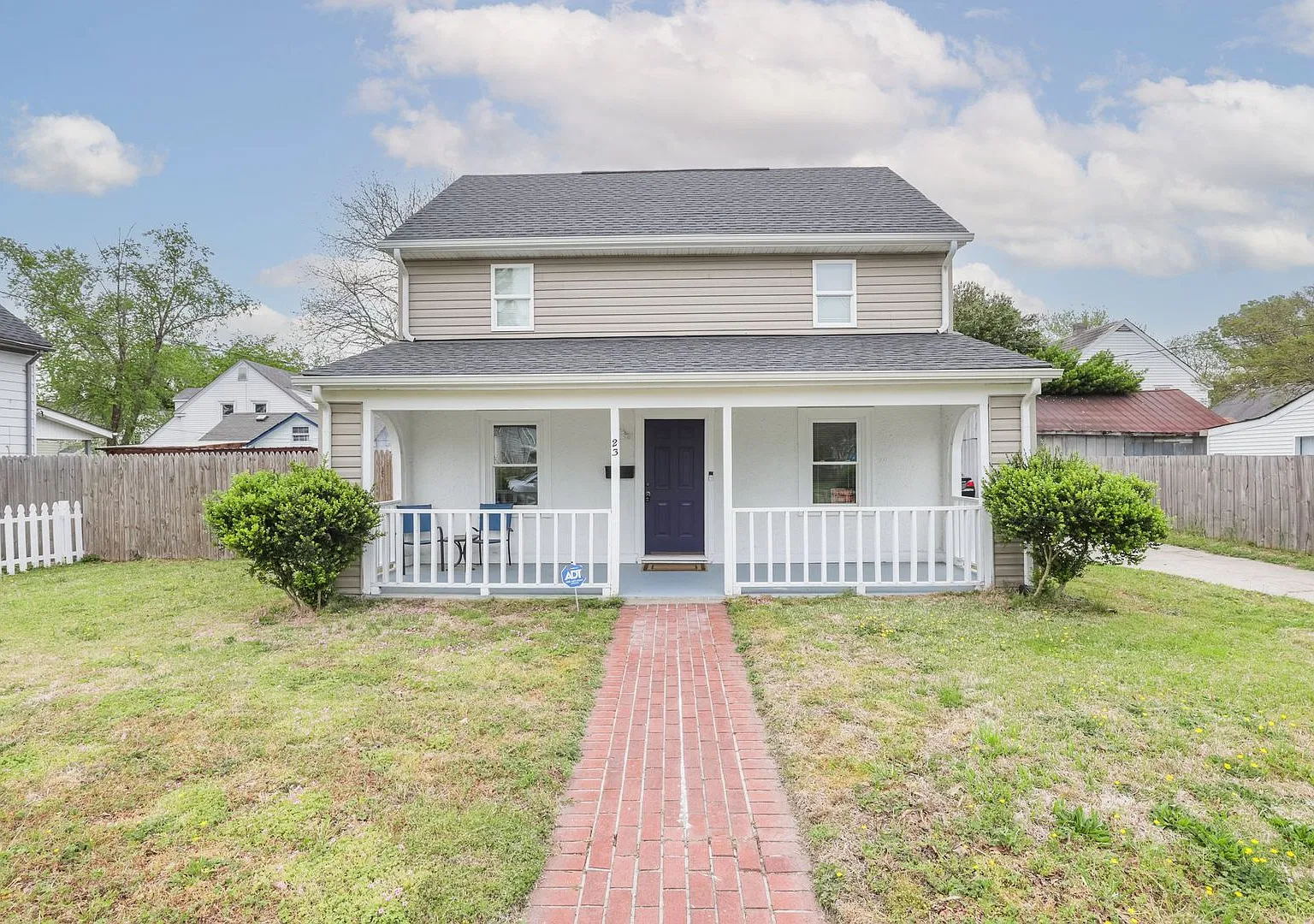 Renovated and Roomy 3 Bedroom Home in the Heart of Historical Cradock in Portsmouth — Photo 1