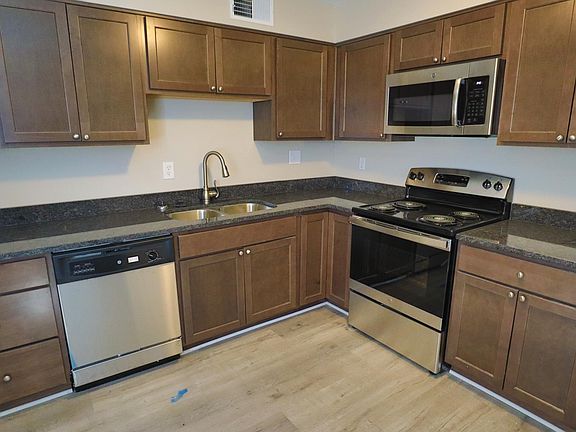 5th image of 2460 Parkwood Dr #1