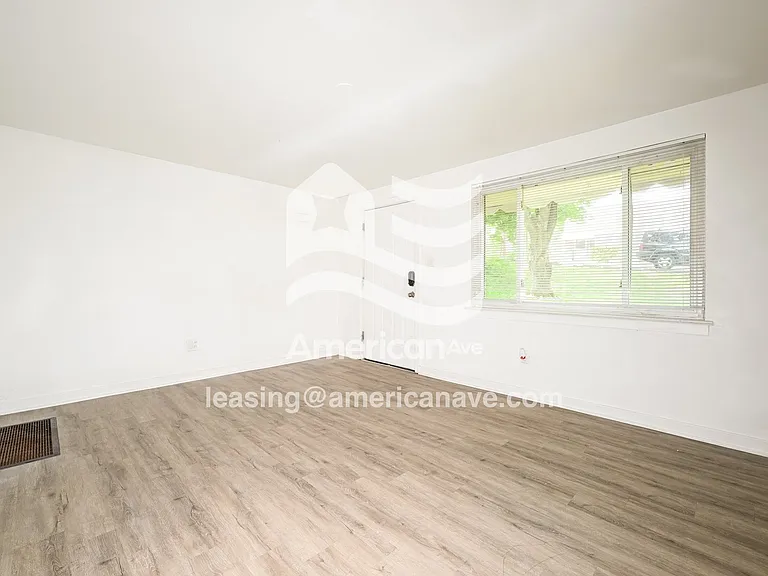 1426353_007_bedroom_8.jpg