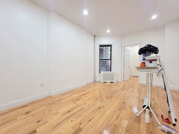 4th image of 127 E 101st St #Z