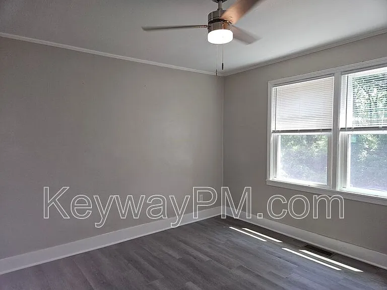 302 Crystal Lake Dr — Photo 6