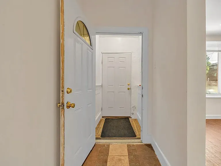 340 Ophelia St — Photo 2