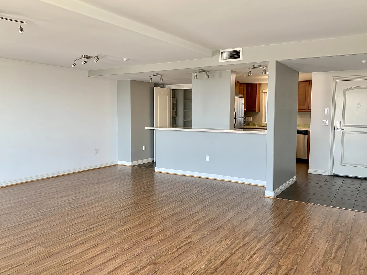 2 bed, 2.5 bath, 1600 sqft, $3,995 — Photo 4