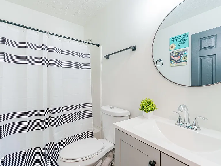 Lineview Dr — Photo 8