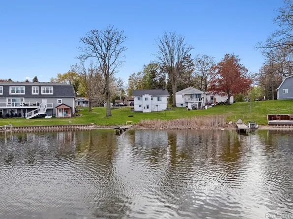 490 Chicago Dr, Howell, MI 48843