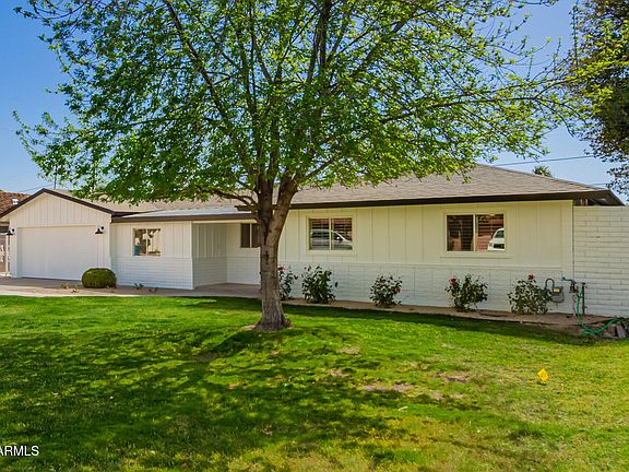 3rd image of 829 E DESERT PARK Lane