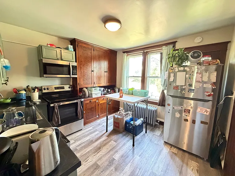 523 E 6th St — Photo 13