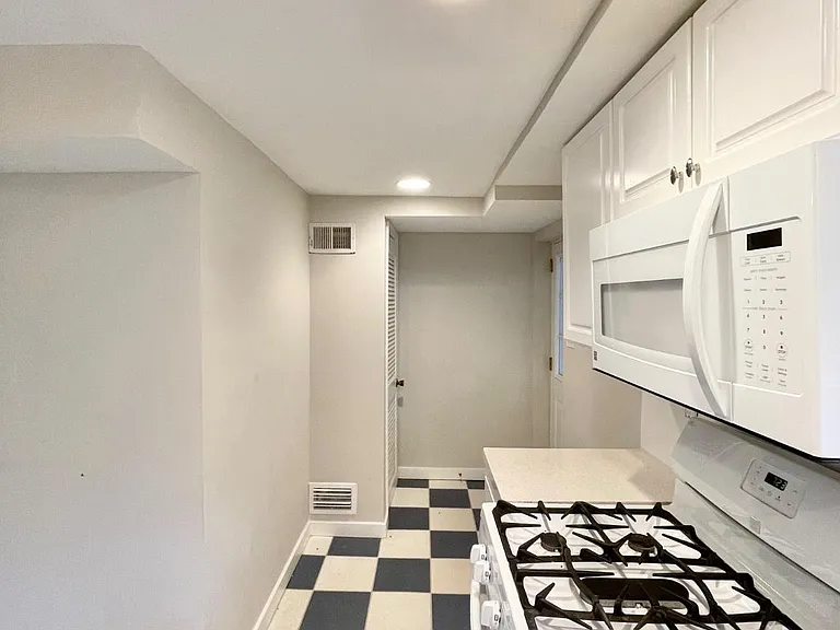 2528 N Winchester St — Photo 27