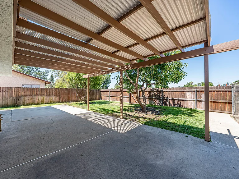8566 Club House Dr — Photo 32