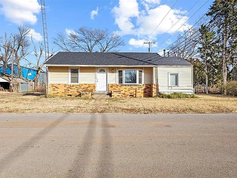 114 W B St — Photo 1