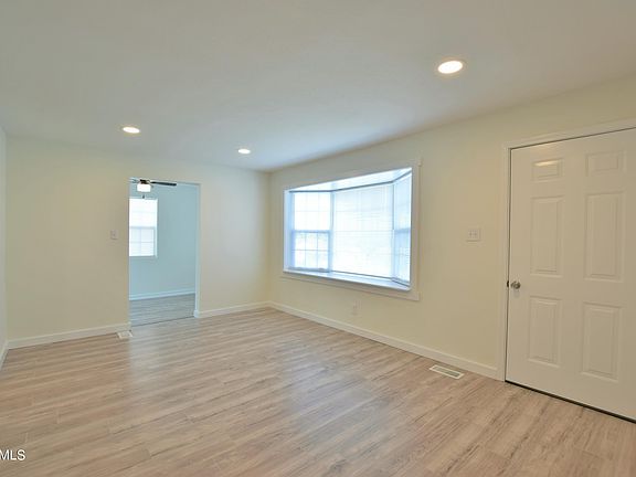 3rd image of 3209 Sunset Ave
