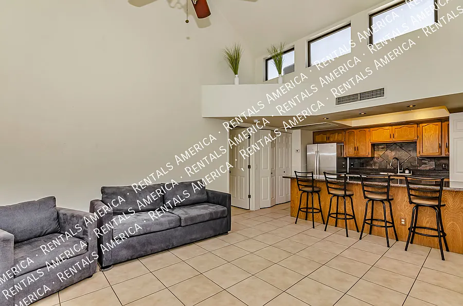 Modern condo with pool, gym — Photo 4