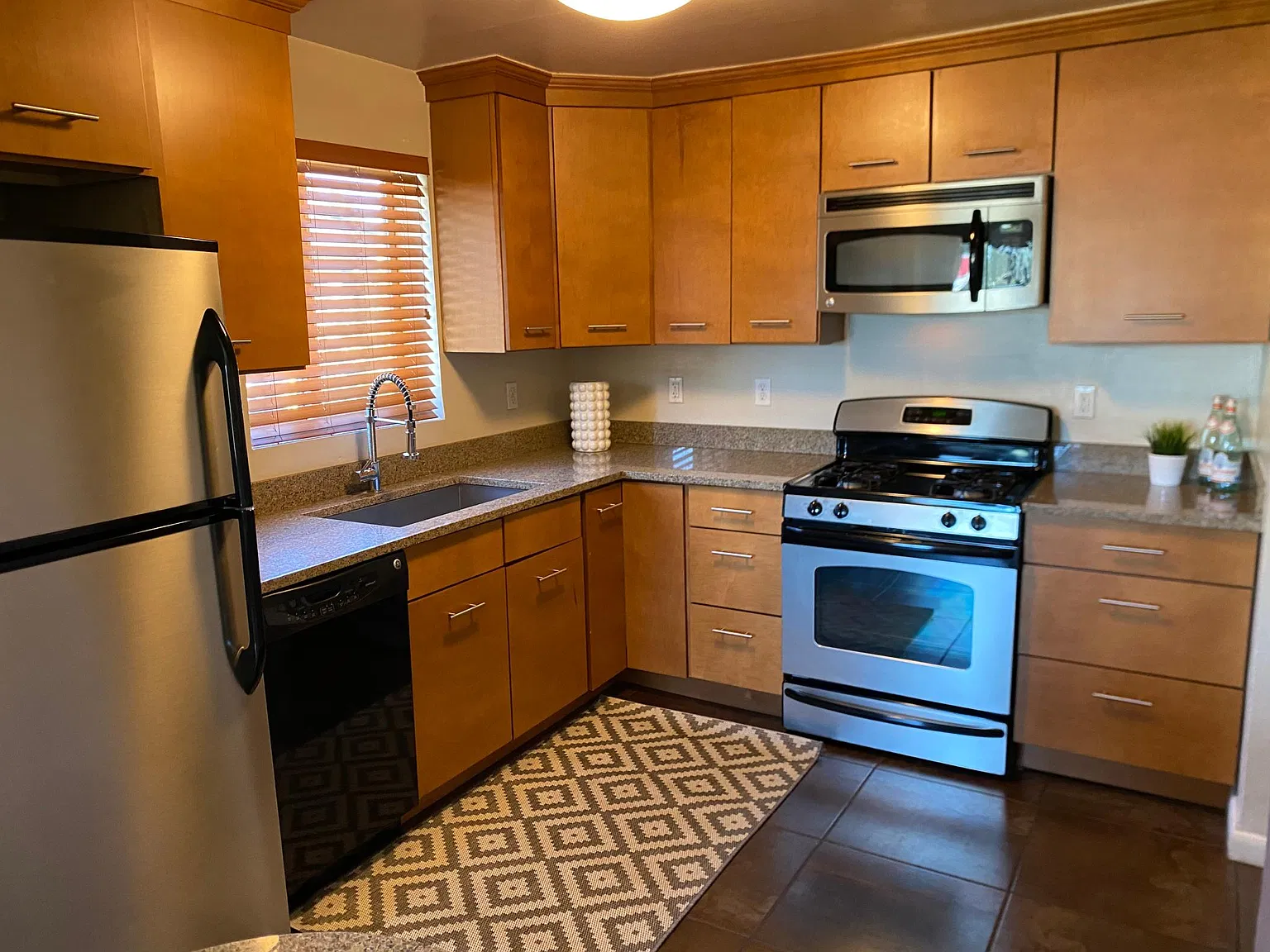 2 bed, 885 sqft, $2,600 — Photo 2