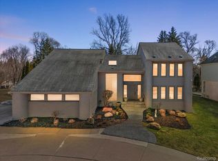 6463 Royal Pointe Dr, West Bloomfield, MI 48322