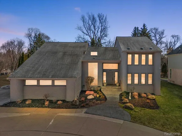 6463 Royal Pointe Dr, West Bloomfield, MI 48322