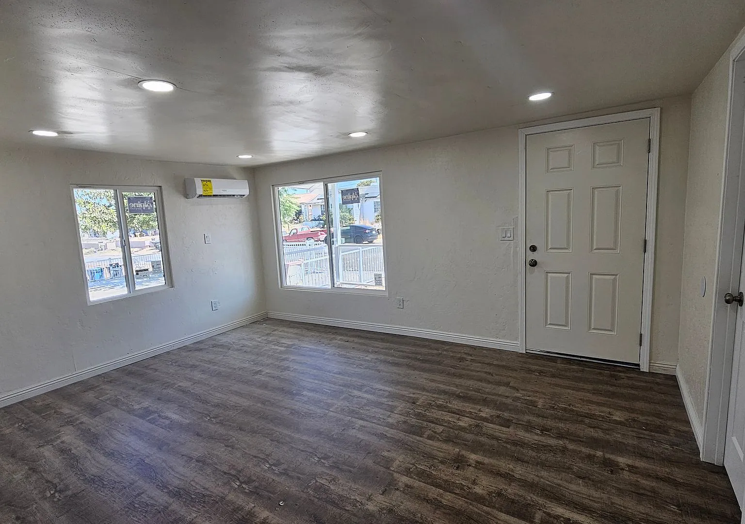 Newly Renovated 3 Bedroom, 2 Bathroom Home in Taft! — Photo 2