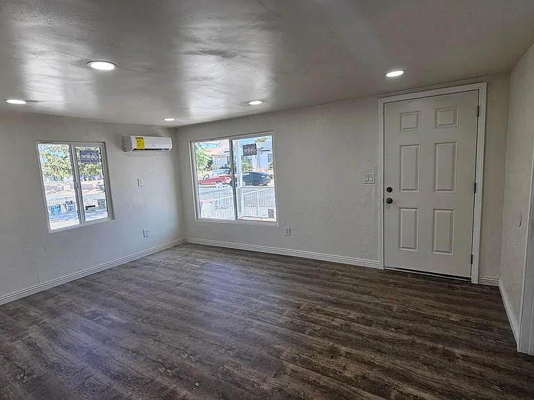 218 F St — Photo 3